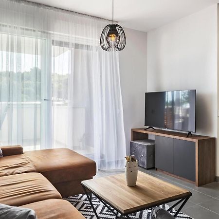 Amazing Apartment In Premantura With Kitchen 外观 照片