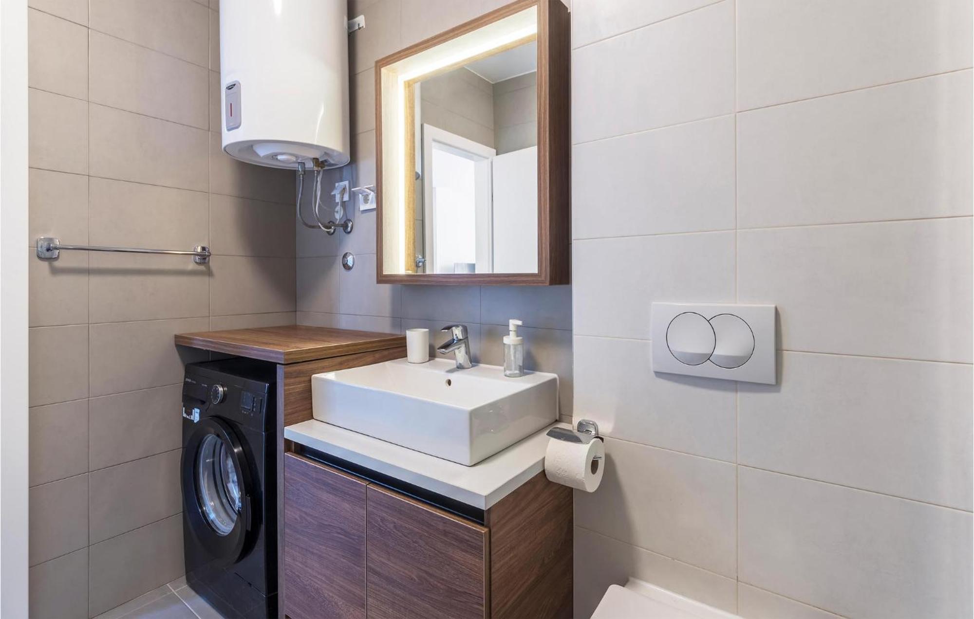 Amazing Apartment In Premantura With Kitchen 外观 照片