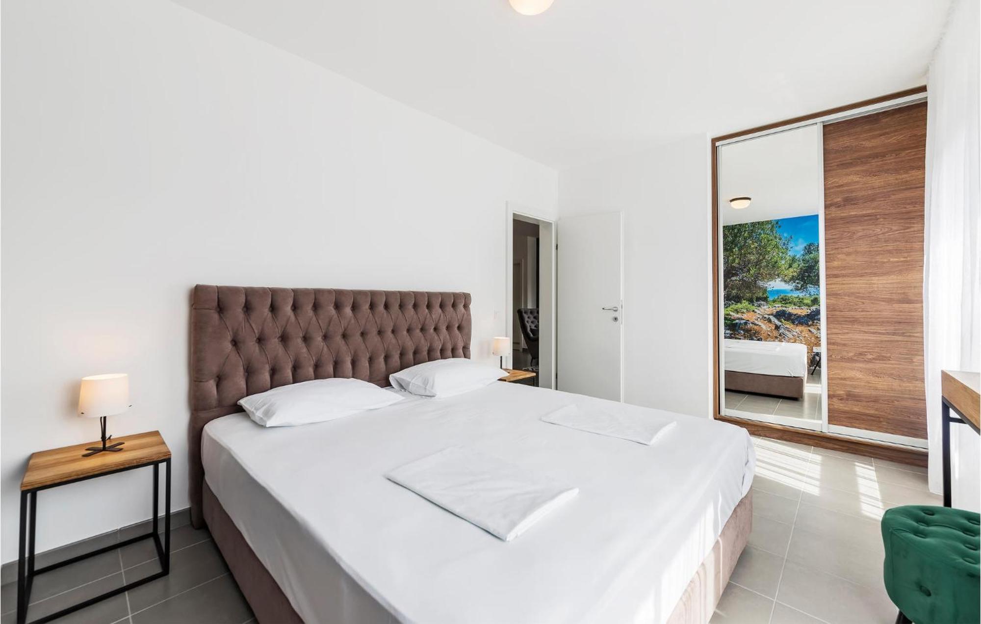 Amazing Apartment In Premantura With Kitchen 外观 照片
