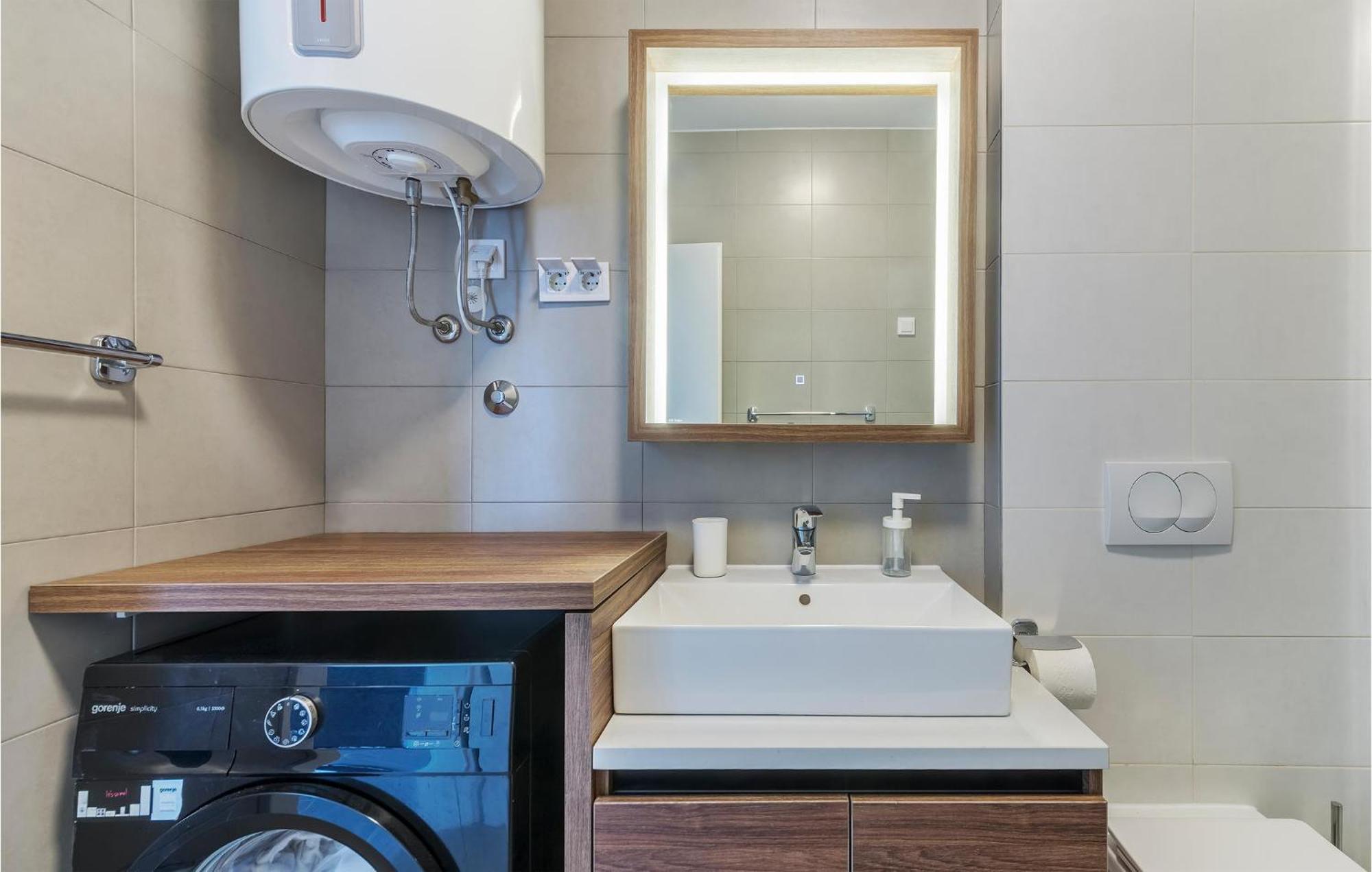 Amazing Apartment In Premantura With Kitchen 外观 照片