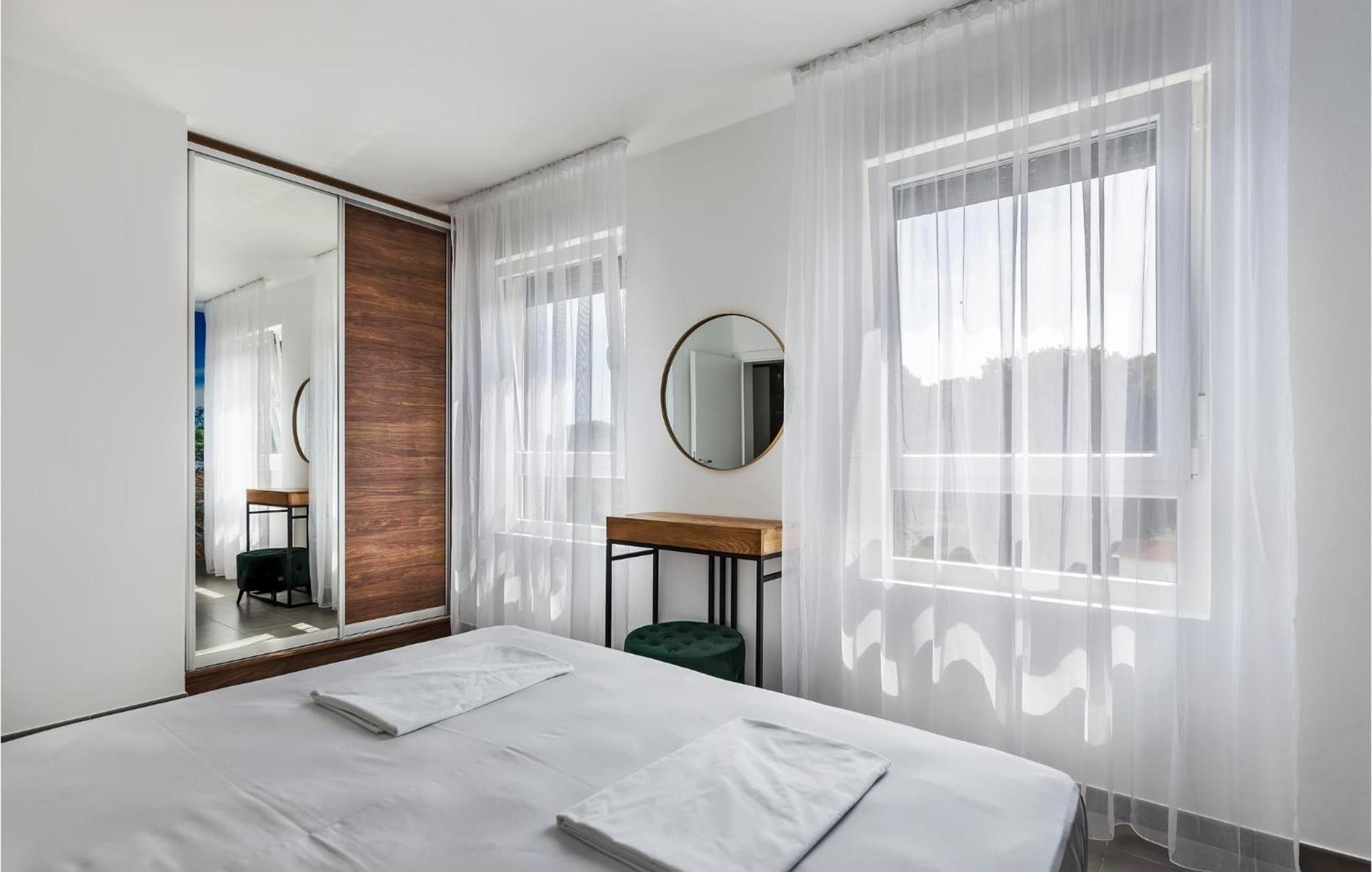 Amazing Apartment In Premantura With Kitchen 外观 照片