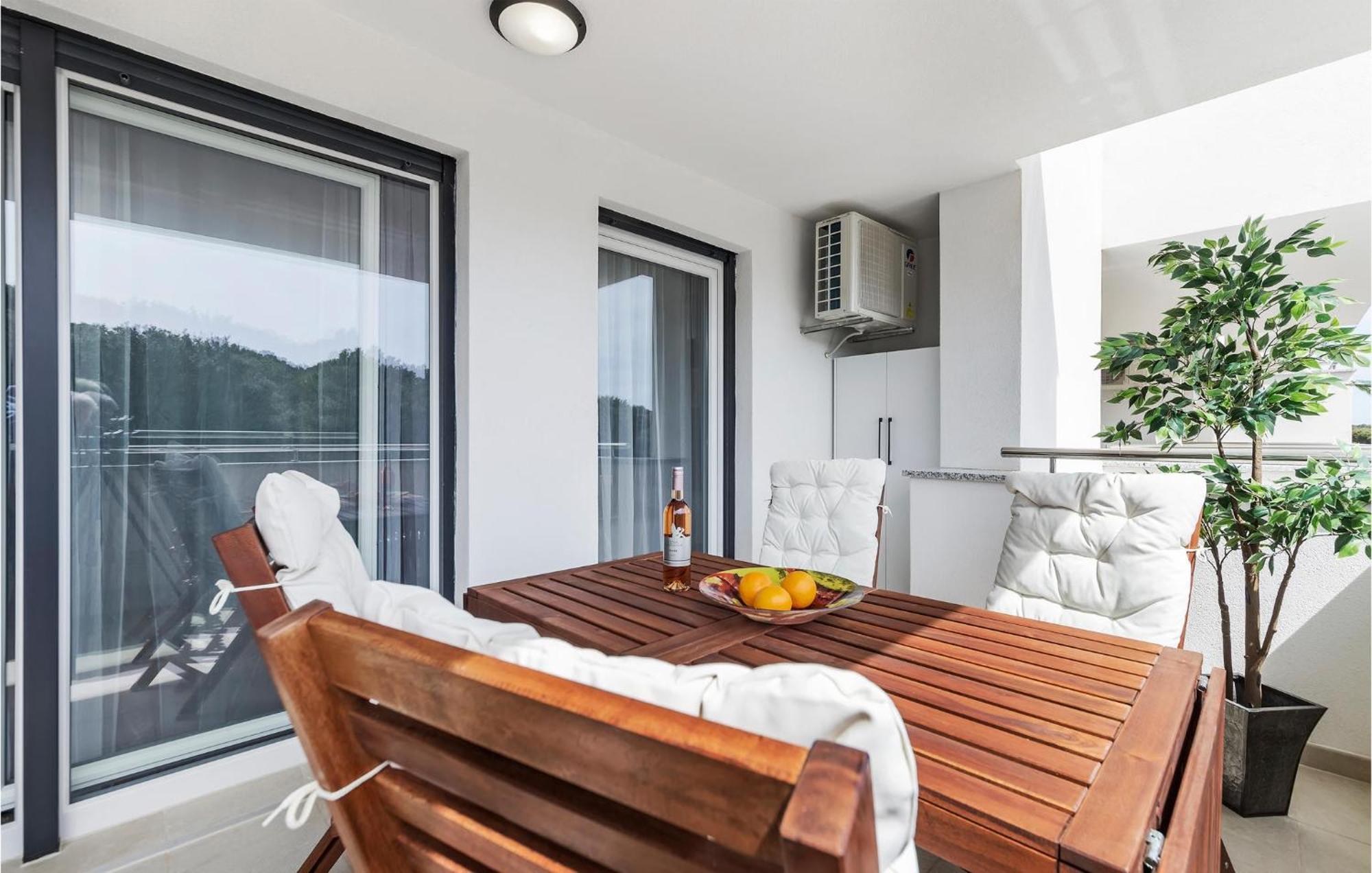 Amazing Apartment In Premantura With Kitchen 外观 照片