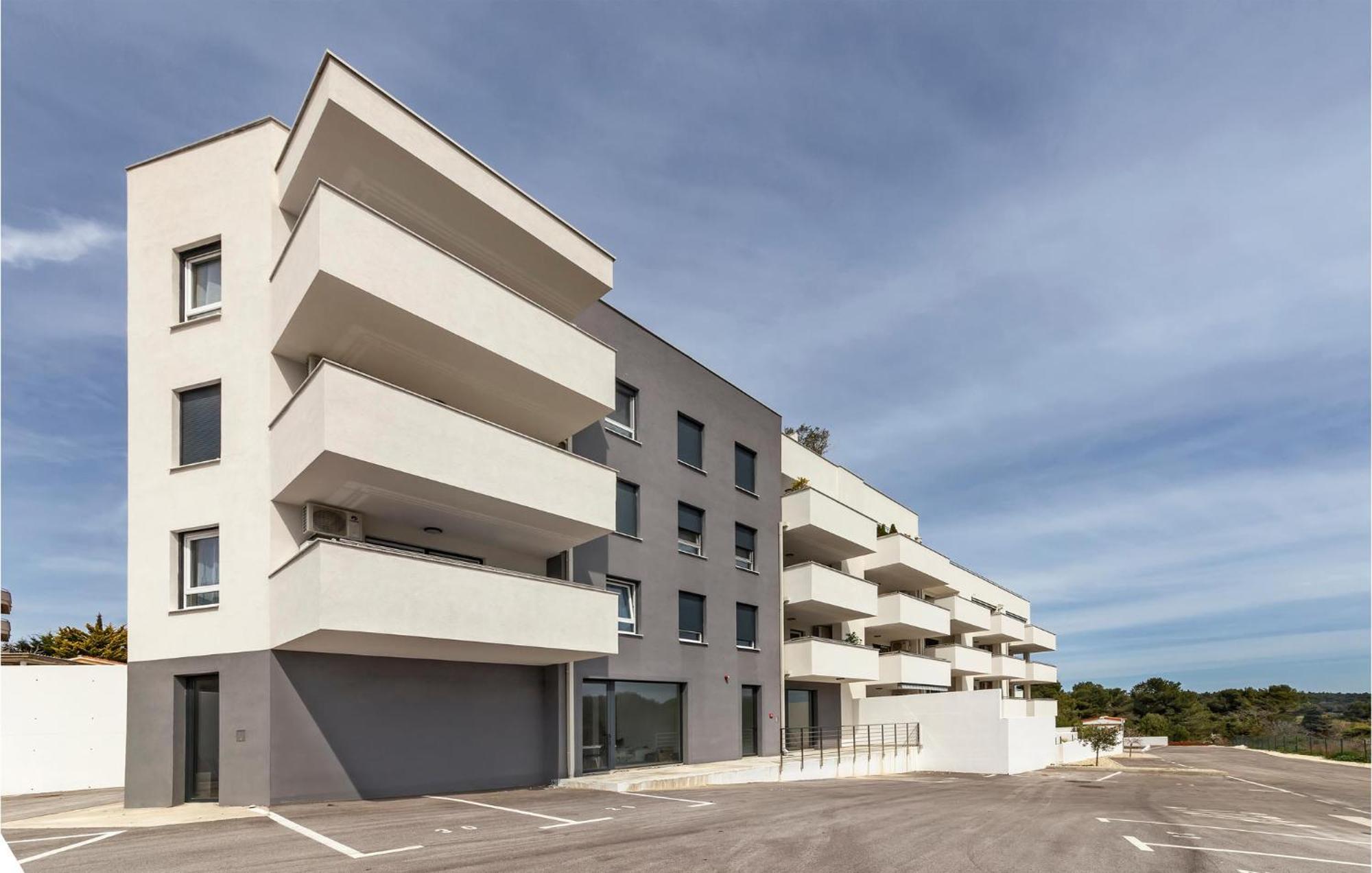 Amazing Apartment In Premantura With Kitchen 外观 照片