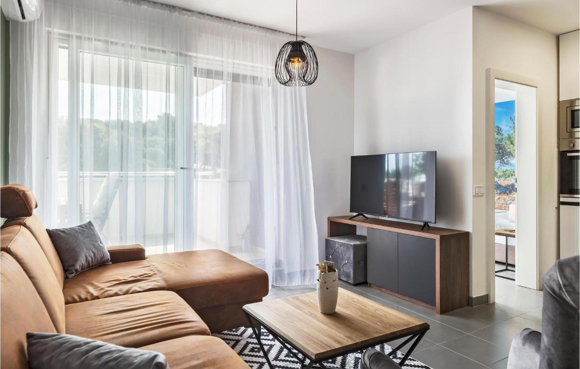 Amazing Apartment In Premantura With Kitchen 外观 照片