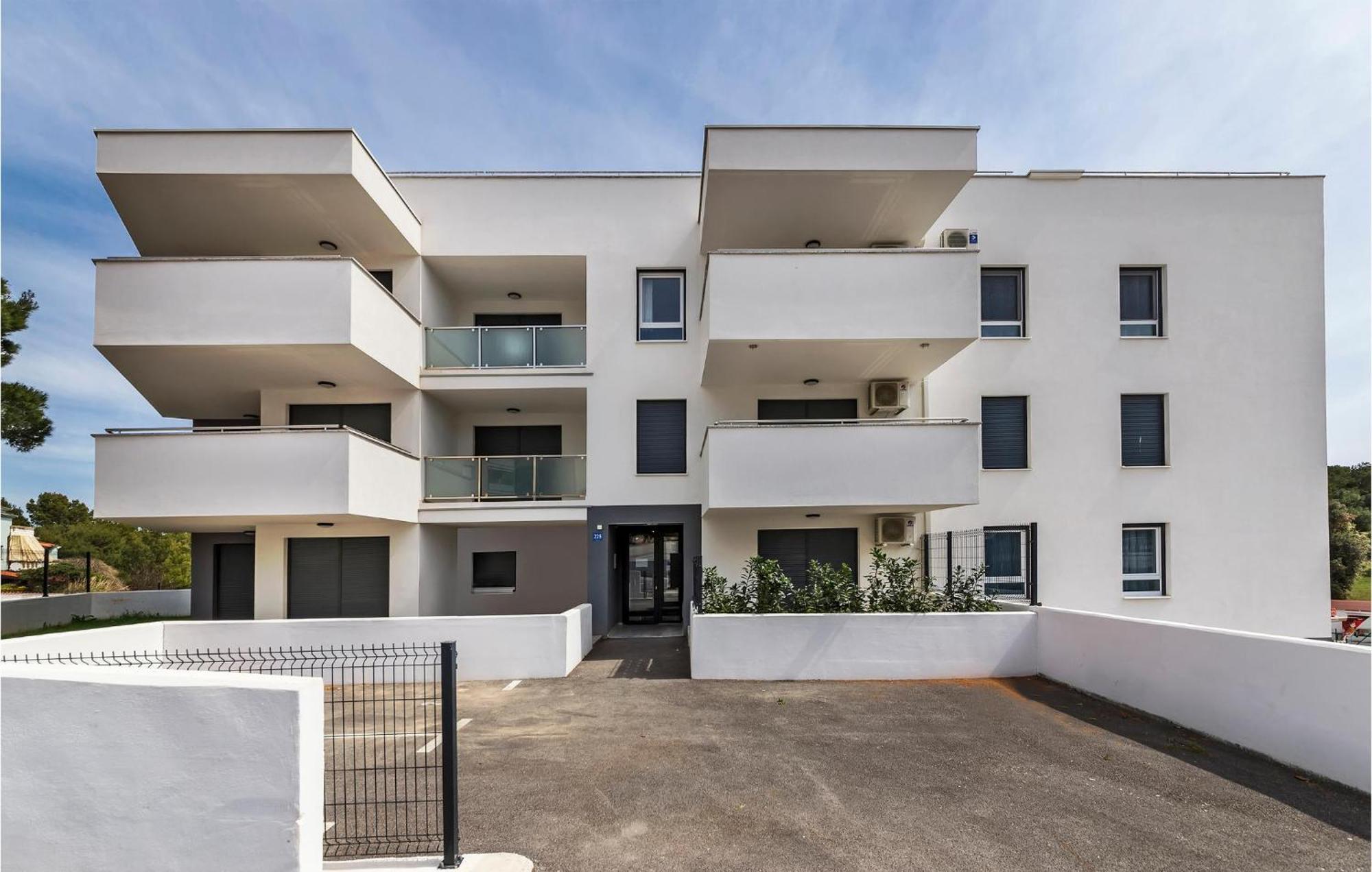 Amazing Apartment In Premantura With Kitchen 外观 照片